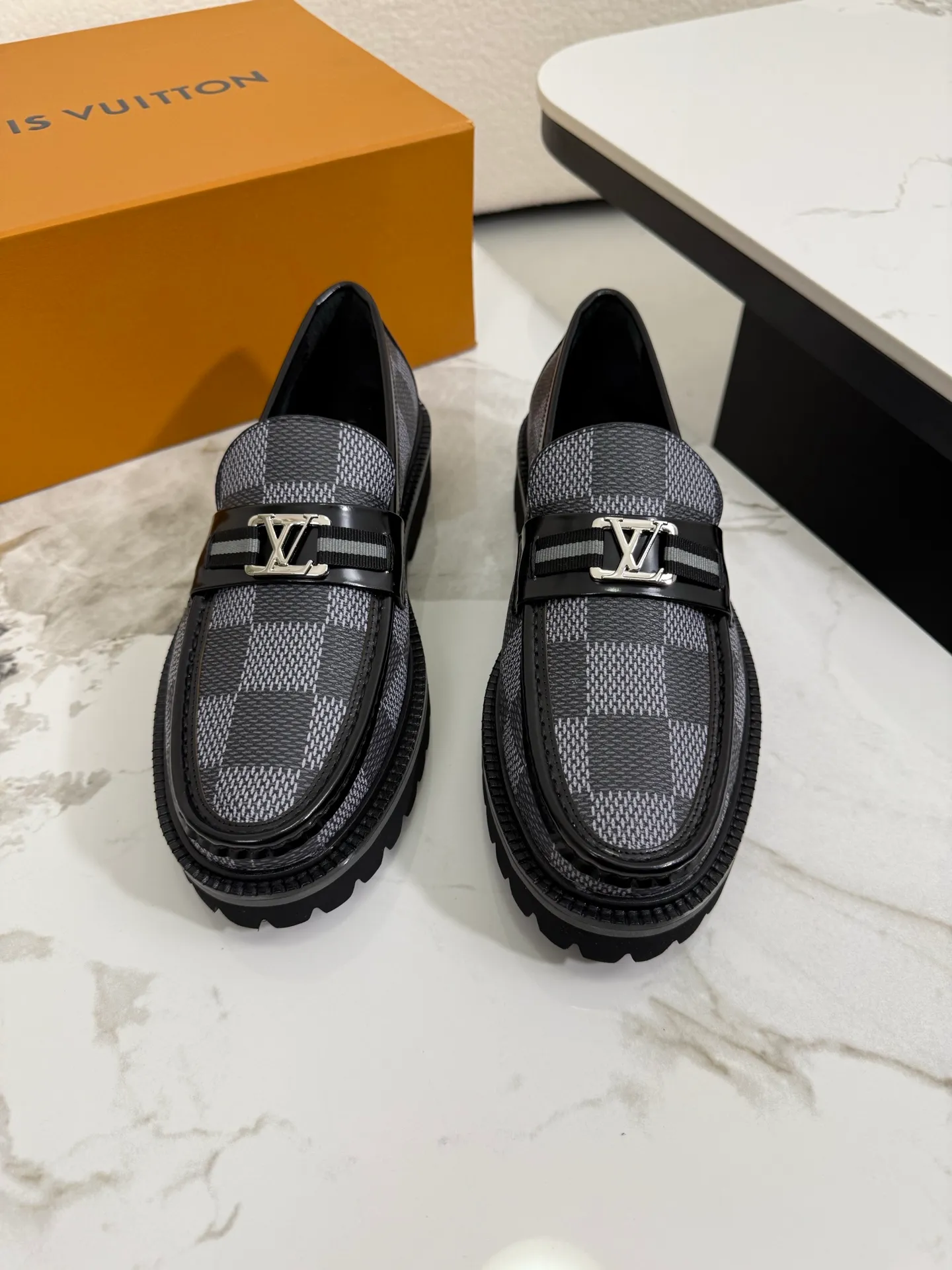 [L Family] Top P: 800💰 ▪️Size: 39-44 (38.45 custom-made) The top male god leather shoes Lv series are sold at the same time with original factory configuration, original cowhide fabric imported from Italy, soft and comfortable, imported water-dyed cow lining, soles: original ultra-light French foam outsole super comfortable, original factory with single goods 🔍🔍high quality, can be entered and exited at will, welcome to compare and synchronize.